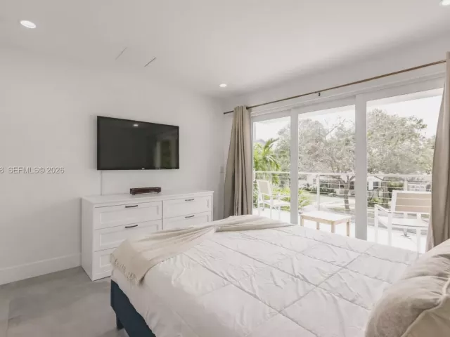 7-bedroom home for sale in Fort Lauderdale - 417 SW 15th St - MondialRealty