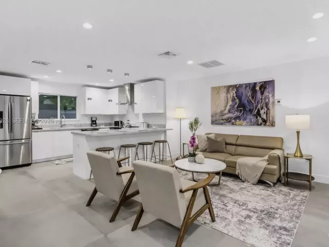 7-bedroom home for sale in Fort Lauderdale - 417 SW 15th St - MondialRealty