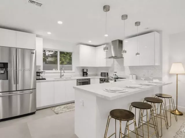 7-bedroom home for sale in Fort Lauderdale - 417 SW 15th St - MondialRealty