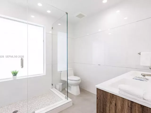 7-bedroom home for sale in Fort Lauderdale - 417 SW 15th St - MondialRealty