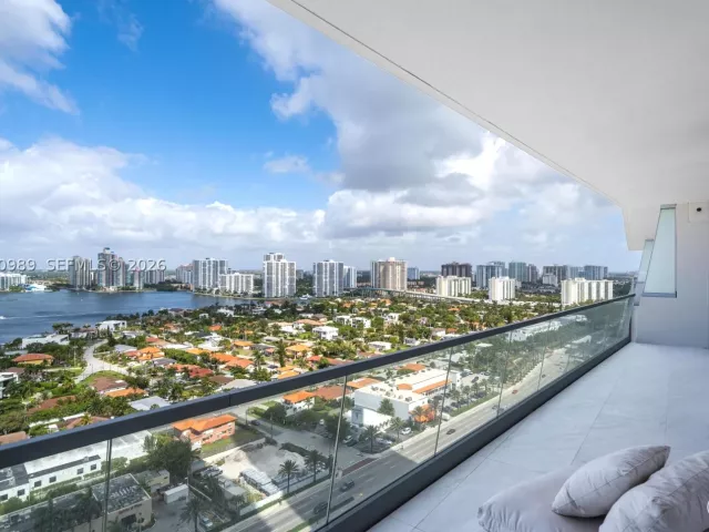 3-bedroom condo for rent in Sunny Isles Beach - 18501 Collins Ave 2003 - MondialRealty