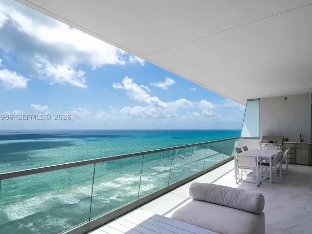 3-bedroom condo for rent in Sunny Isles Beach - 18501 Collins Ave 2003 - MondialRealty