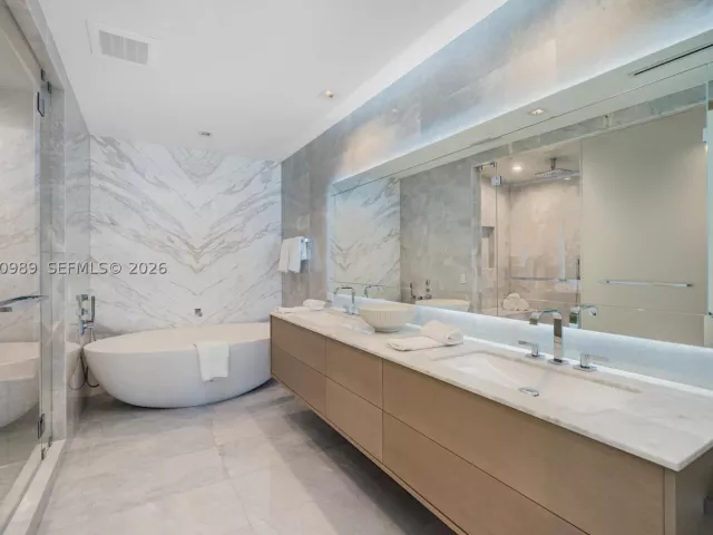 3-bedroom condo for rent in Sunny Isles Beach - 18501 Collins Ave 2003 - MondialRealty