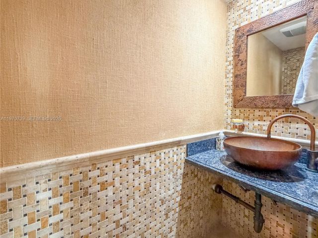 1-bedroom condo for sale in Miami - 520 Brickell Key Dr A1912 - MondialRealty