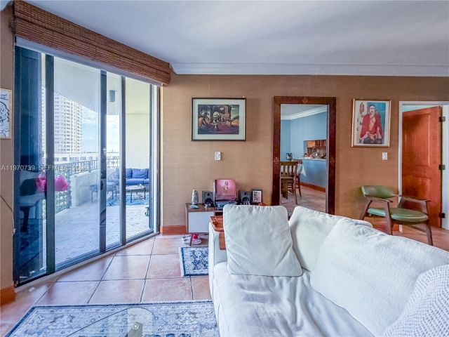 1-bedroom condo for sale in Miami - 520 Brickell Key Dr A1912 - MondialRealty