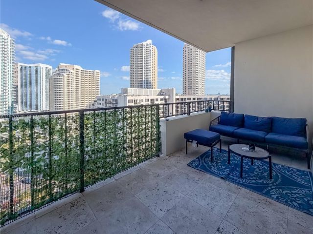 1-bedroom condo for sale in Miami - 520 Brickell Key Dr A1912 - MondialRealty