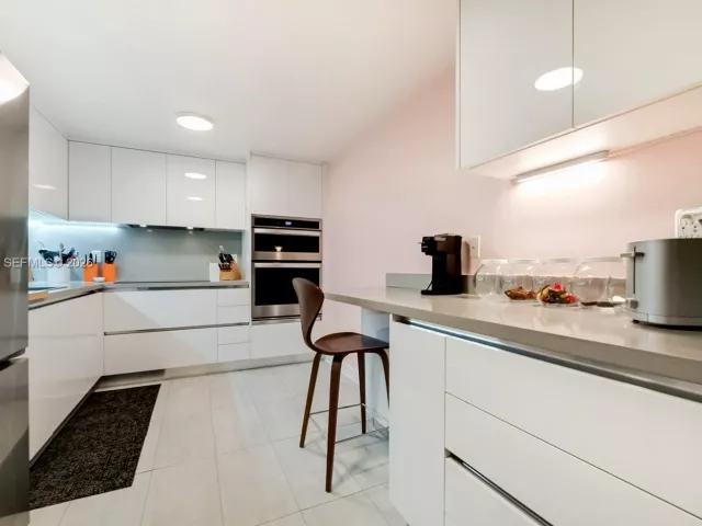 2-bedroom condo for sale in Coral Gables - 600 Biltmore Way 1018 - MondialRealty