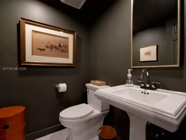 2-bedroom condo for sale in Coral Gables - 600 Biltmore Way 1018 - MondialRealty