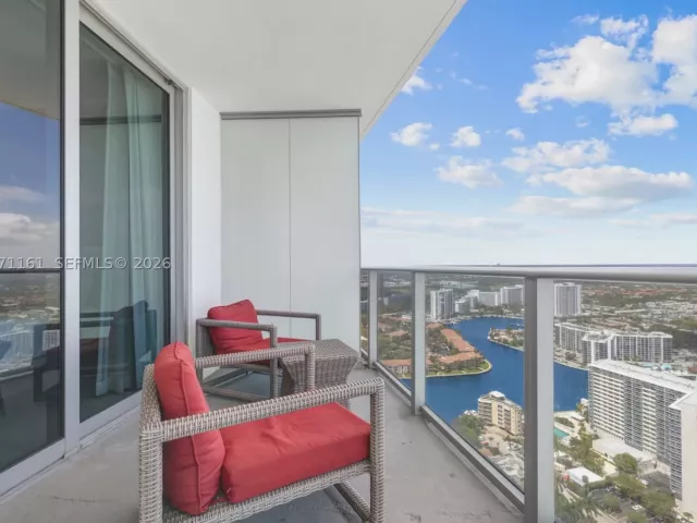 2-bedroom condo for sale in Hollywood - 4111 S Ocean Dr 3706 - MondialRealty