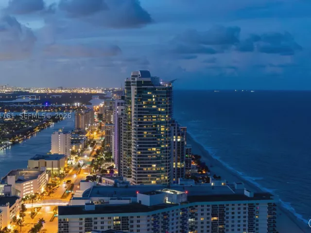 2-bedroom condo for sale in Hollywood - 4111 S Ocean Dr 3706 - MondialRealty