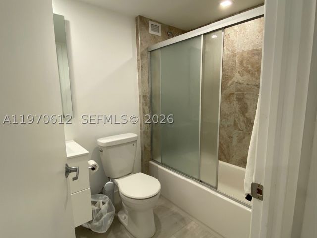 2-bedroom condo for rent in Miami Beach - 2301 Collins Ave 338 - MondialRealty