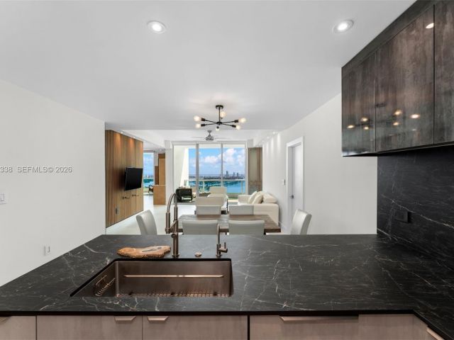 Apartment for rent  Unit #4202 - photo 7467373