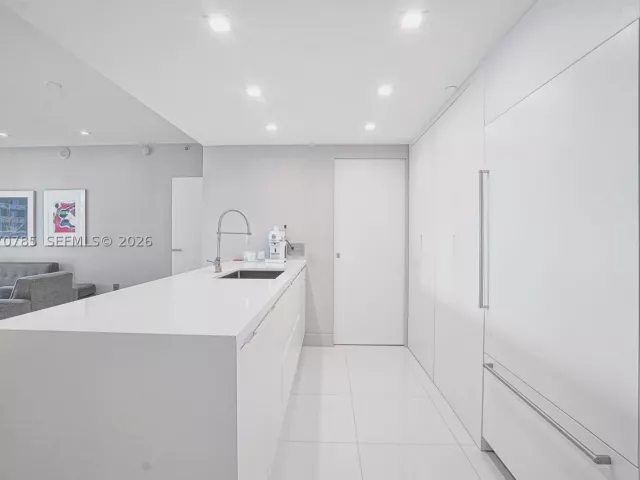 2-bedroom condo for rent in Miami - 475 Brickell Ave 1913 - MondialRealty