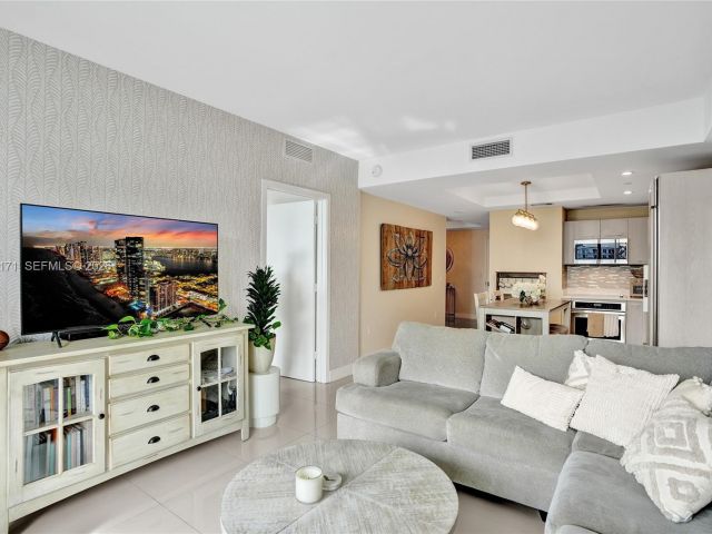 Apartment for sale  Unit #4004 - photo 7508325