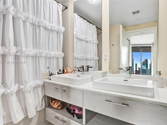 Apartment for sale  Unit #4004 - photo 7508329