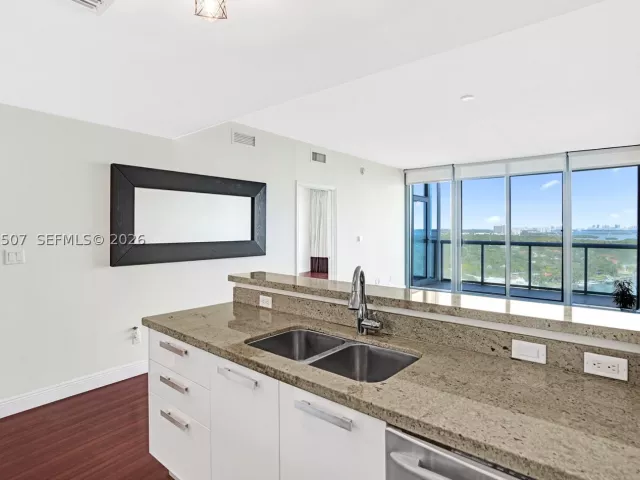 1-bedroom condo for sale in Miami - 601 NE 36th St 1908 - MondialRealty