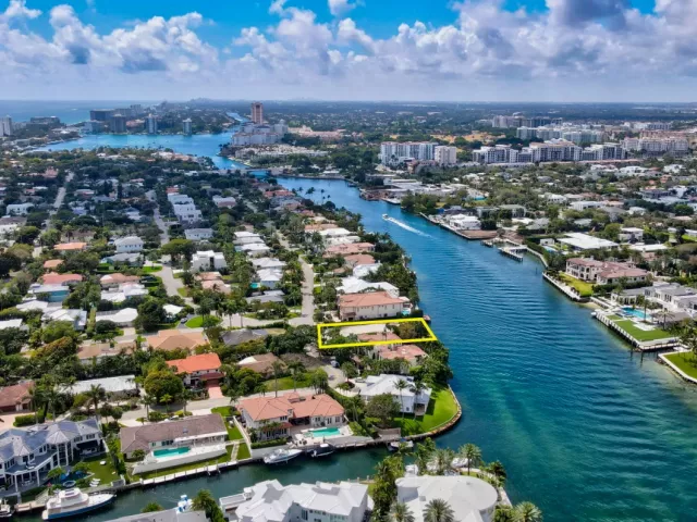 6-bedroom home for sale in Boca Raton - 601 NE Spanish Trail - MondialRealty