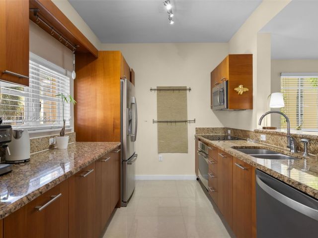 Home for rent at 18413 NE 27th Ct 18413 - photo 7476371