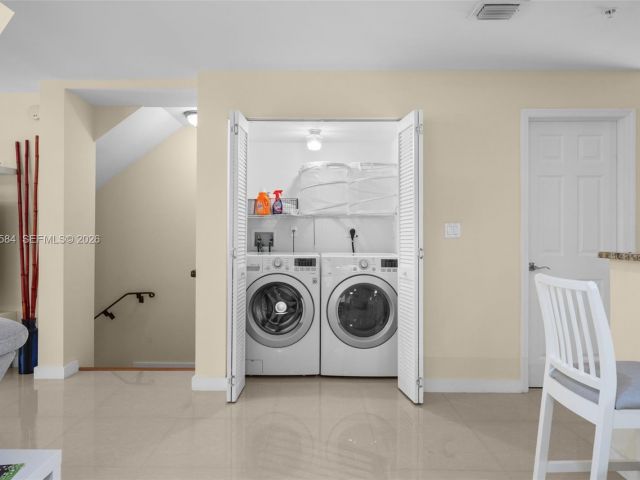 Home for rent at 18413 NE 27th Ct 18413 - photo 7476376