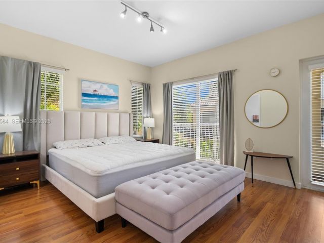 Home for rent at 18413 NE 27th Ct 18413 - photo 7476378