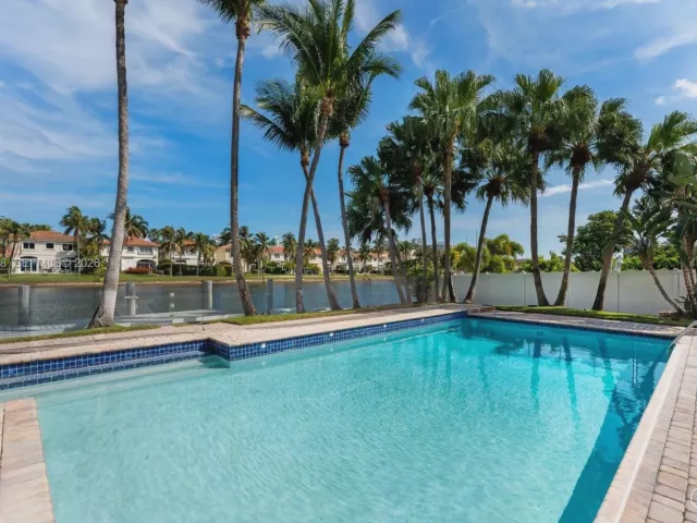 4-bedroom home for rent in Hollywood - 1525 Diplomat Pkwy - MondialRealty