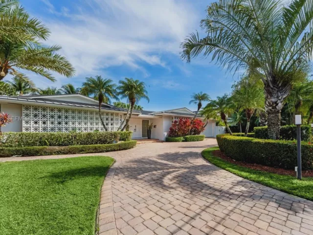 4-bedroom home for rent in Hollywood - 1525 Diplomat Pkwy - MondialRealty