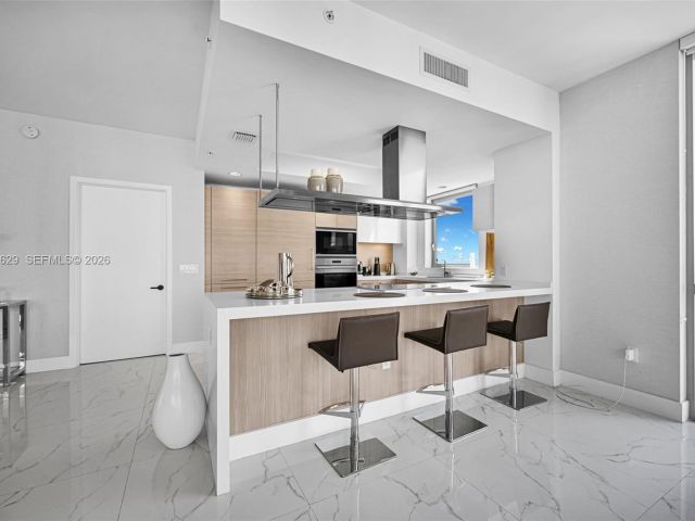 Apartment for rent  Unit #1701 - photo 7503666