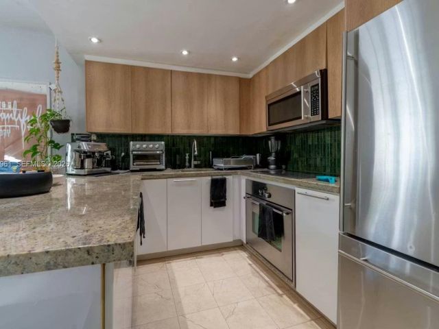 Home for sale at 1061 Michigan Ave 4 - photo 7516042