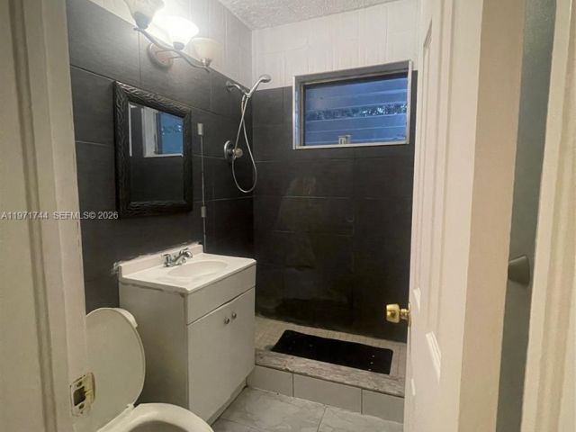 Home for rent at 121 NE 169th Ter - photo 7481318