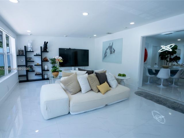 Home for rent at 31 SW 6th St - photo 7462372