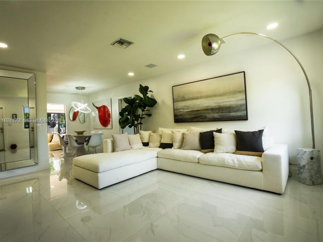 Home for rent at 31 SW 6th St - photo 7462375