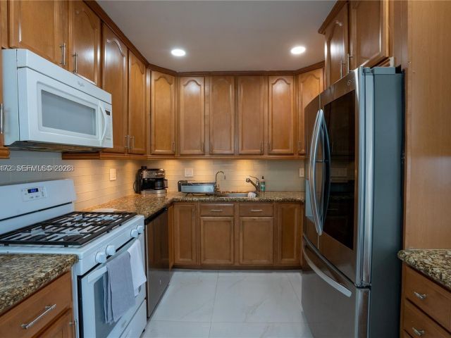 Home for rent at 31 SW 6th St - photo 7462379