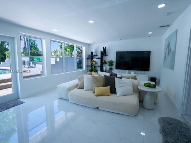 Home for rent at 31 SW 6th St - photo 7462380