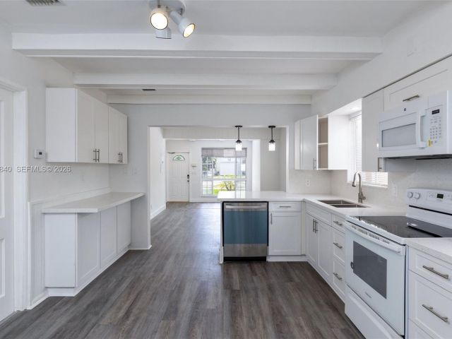 Home for sale at 132 SW 2nd Ave - photo 7462391