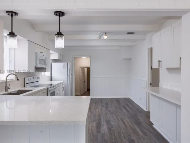 Home for sale at 132 SW 2nd Ave - photo 7462393