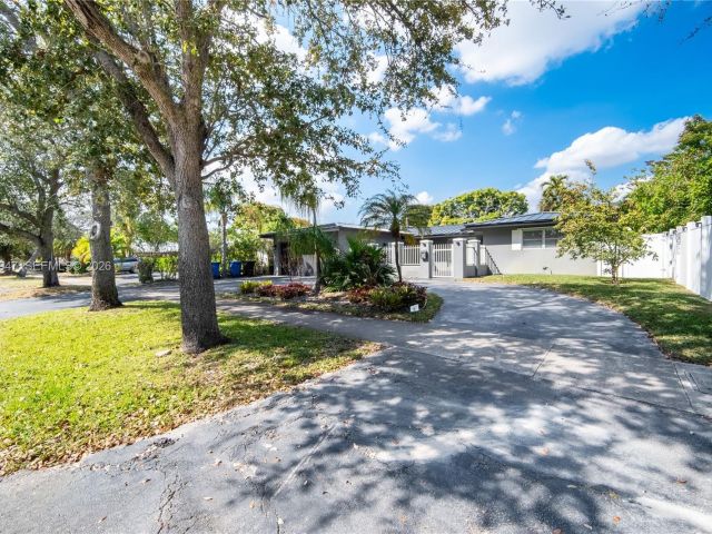 Home for rent at 2121 NE 62nd St - photo 7483639