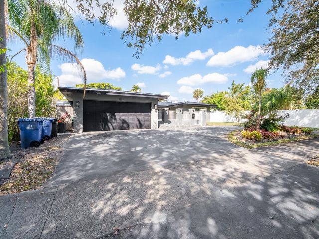 Home for rent at 2121 NE 62nd St - photo 7483641