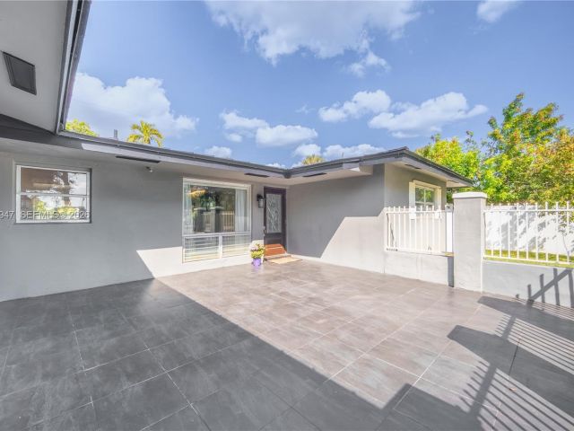 Home for rent at 2121 NE 62nd St - photo 7483644