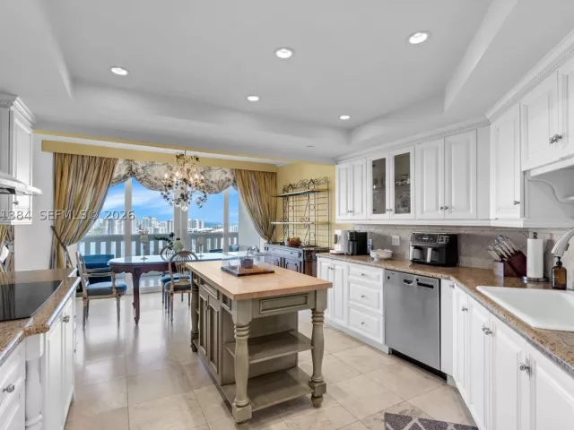 5-bedroom condo for sale in Aventura - 3000 Island Blvd 2902 - MondialRealty