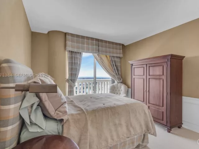 5-bedroom condo for sale in Aventura - 3000 Island Blvd 2902 - MondialRealty