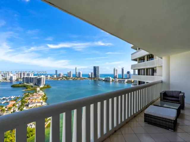 5-bedroom condo for sale in Aventura - 3000 Island Blvd 2902 - MondialRealty