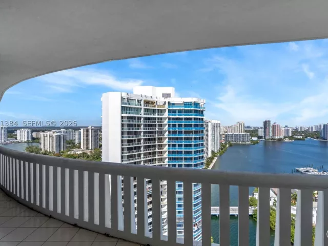 5-bedroom condo for sale in Aventura - 3000 Island Blvd 2902 - MondialRealty