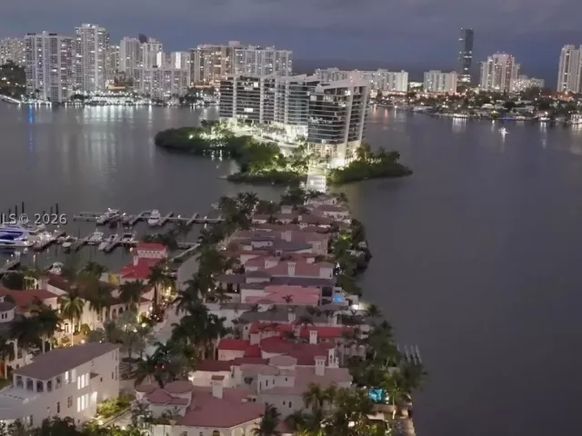 5-bedroom condo for sale in Aventura - 3000 Island Blvd 2902 - MondialRealty