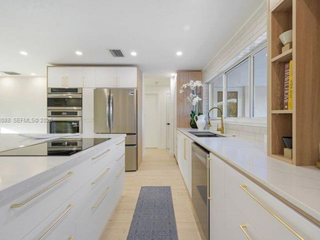 Home for sale at 1810 SW 6th Ave - photo 7478752