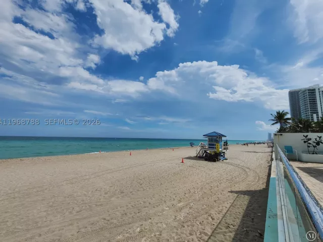 1-bedroom condo for sale in Hollywood - 3725 S Ocean Dr 620 - MondialRealty