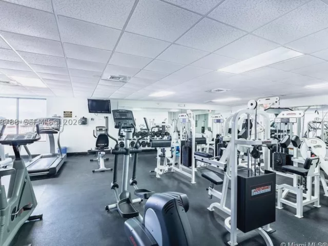 1-bedroom condo for sale in Hollywood - 3725 S Ocean Dr 620 - MondialRealty