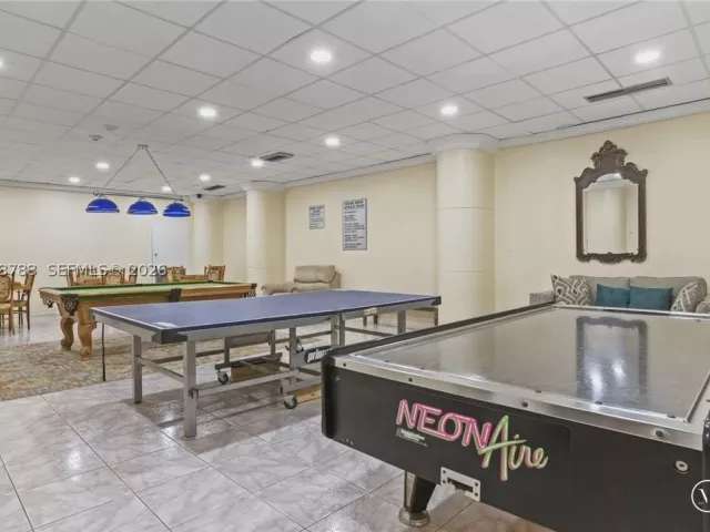 1-bedroom condo for sale in Hollywood - 3725 S Ocean Dr 620 - MondialRealty