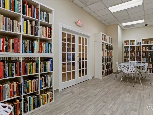 1-bedroom condo for sale in Hollywood - 3725 S Ocean Dr 620 - MondialRealty