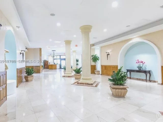 1-bedroom condo for sale in Hollywood - 3725 S Ocean Dr 620 - MondialRealty
