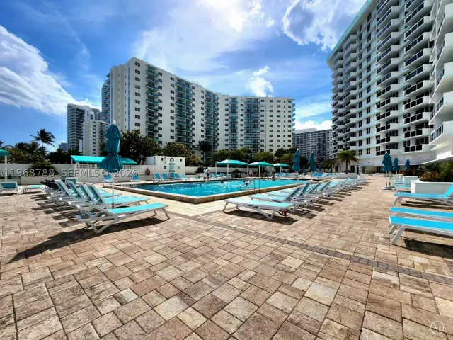 1-bedroom condo for sale in Hollywood - 3725 S Ocean Dr 620 - MondialRealty